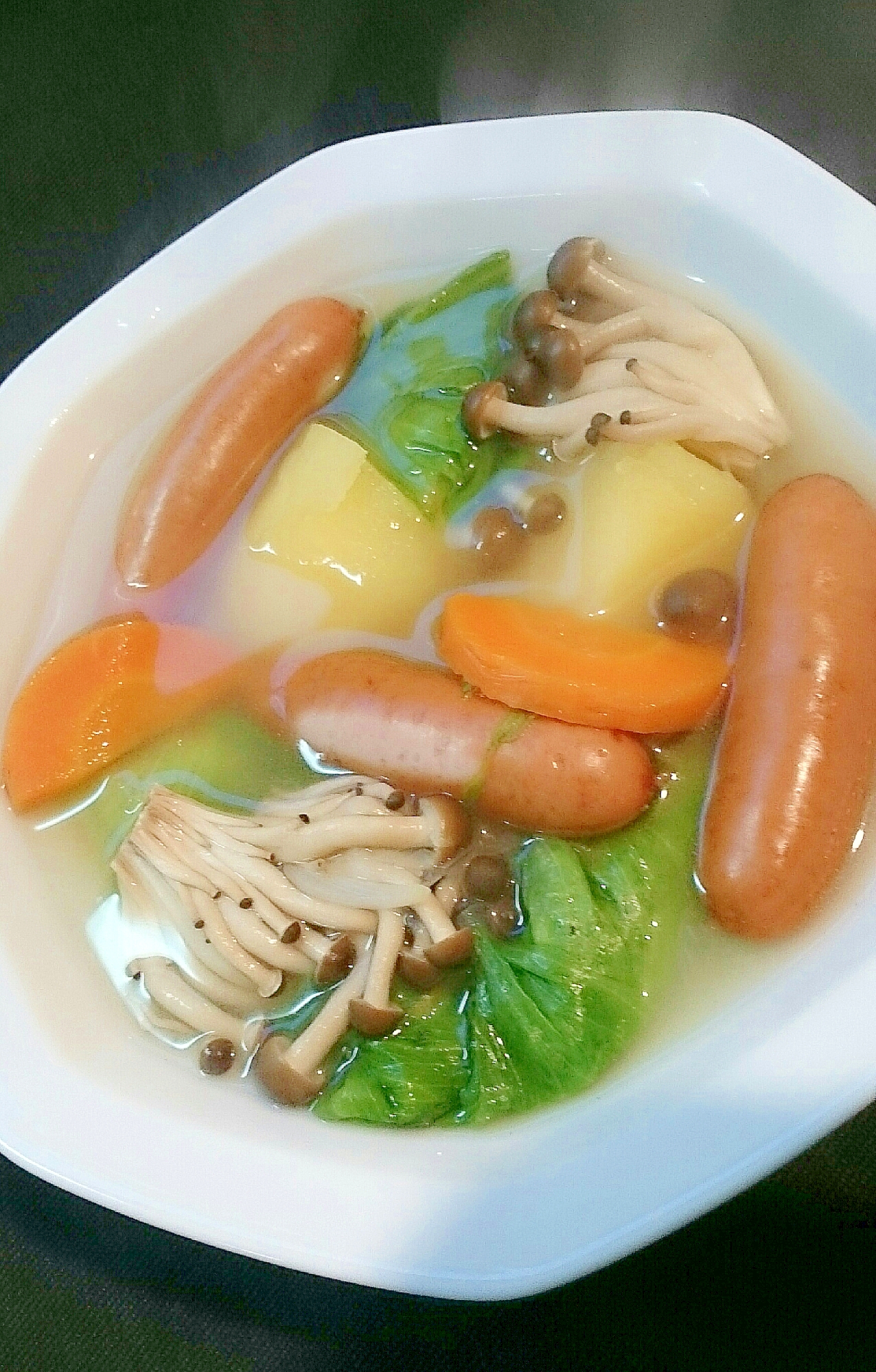 ごろっと野菜とシャウエッセンの食べるスープ