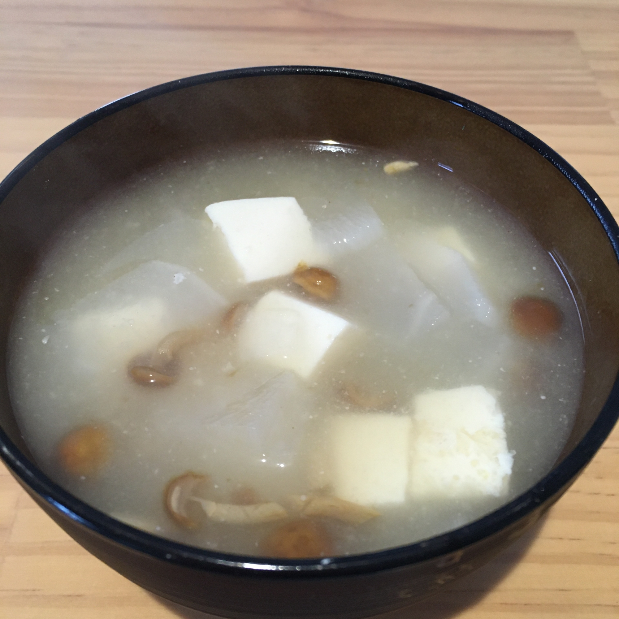 大根となめこと豆腐の味噌汁