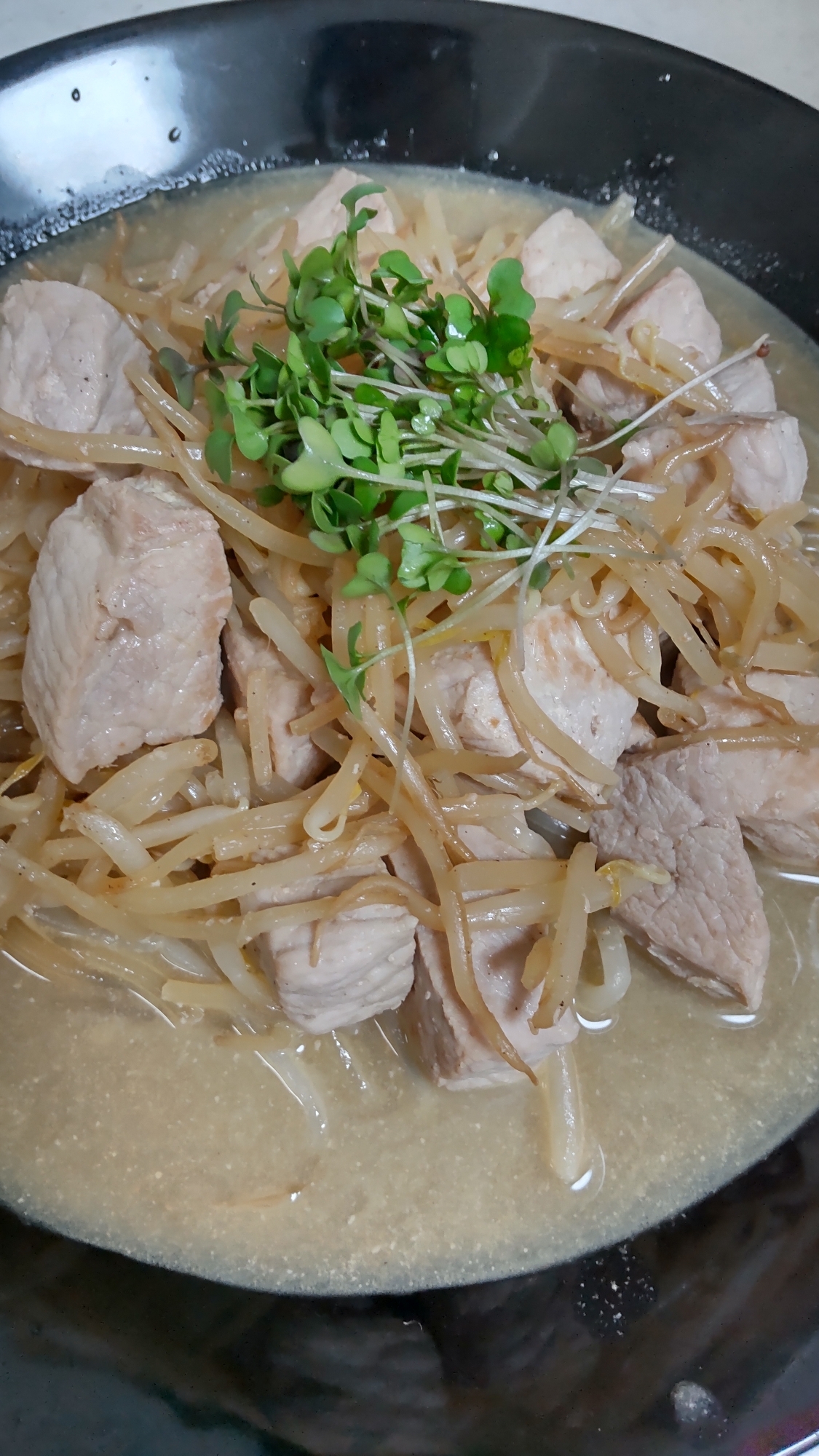 角切り豚肉ともやしのマヨぽん炒め☆