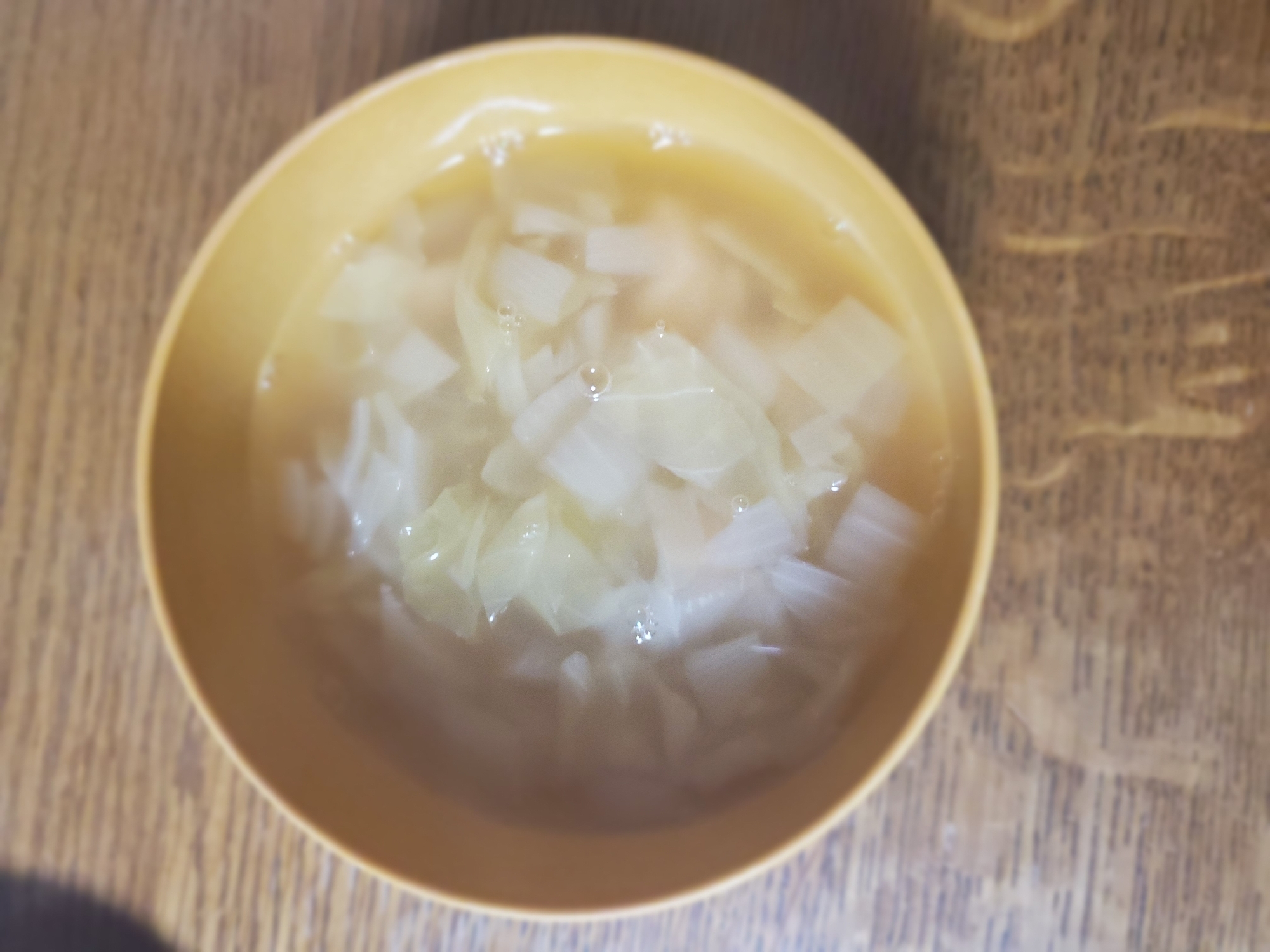 キャベツと玉ねぎと魚肉ソーセージのダシダスープ
