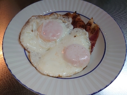 朝ごはんはベーコンエッグが定番ですね。ご飯にもパンにも合うし。ごっつぁんでしたm(__)m