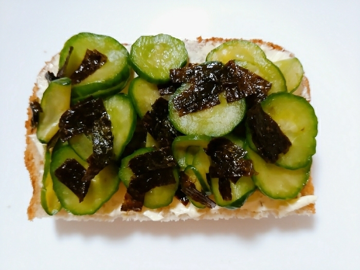 胡瓜と味付け海苔の酢の物トースト