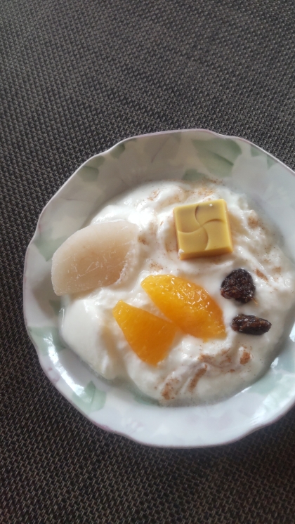 今日のヨーグルト♡ココア混ぜ林檎みかんレーズンのせ