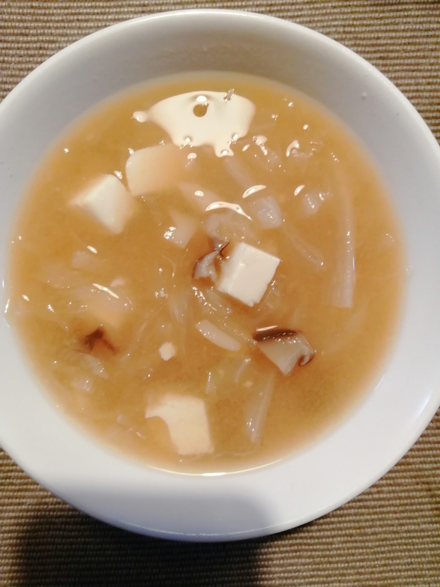 豆腐、大根、キャベツ、椎茸の味噌汁