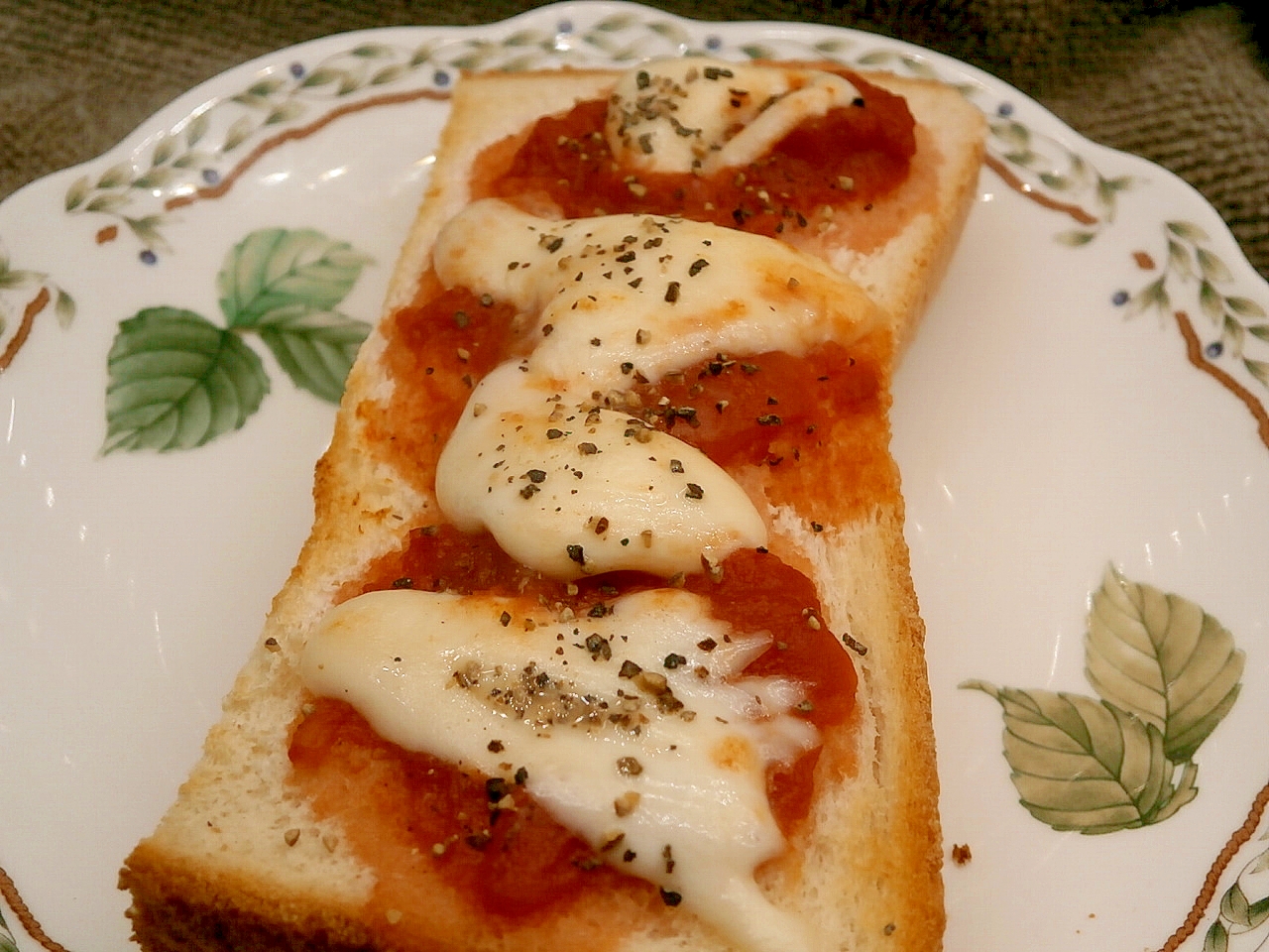トマト缶で簡単モッツァレラチーズのトースト