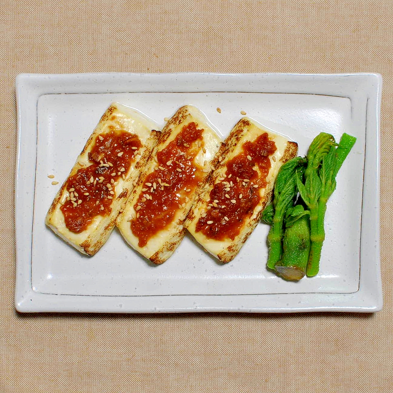 白い角皿に盛り付けられた豆板醤のピリ辛豆腐田楽