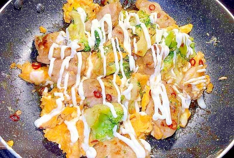 【素朴飯】鶏もも肉と冷凍ブロッコリーと卵の旨炒め