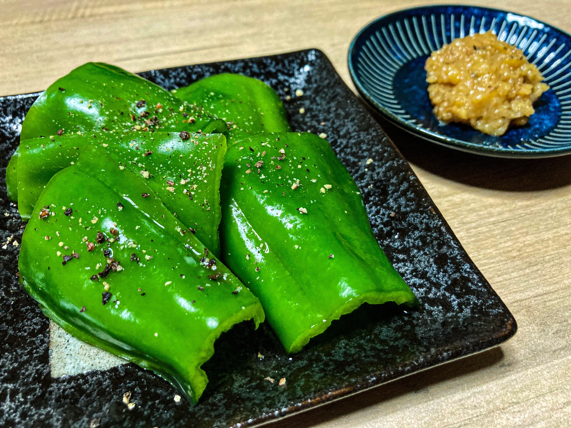 無限に食べれるやみつきピーマン　味噌ディップ添え