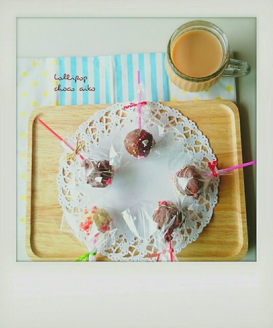 レースの上に置かれたロリポップチョコ