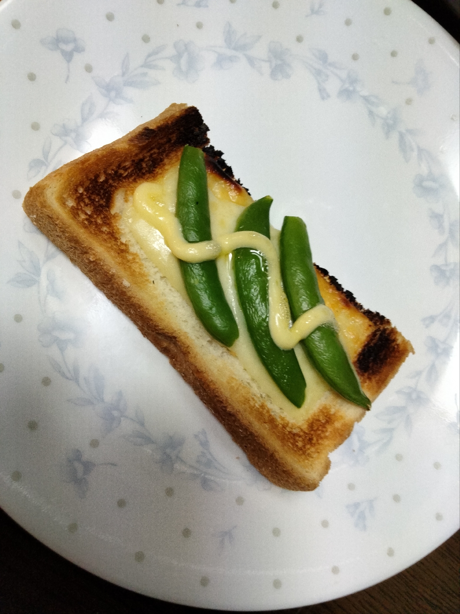 チーズトーストアレンジ スナップえんどうのせて