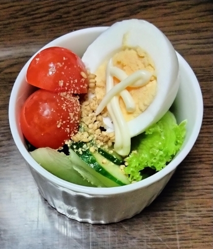ゆで卵入り野菜サラダ