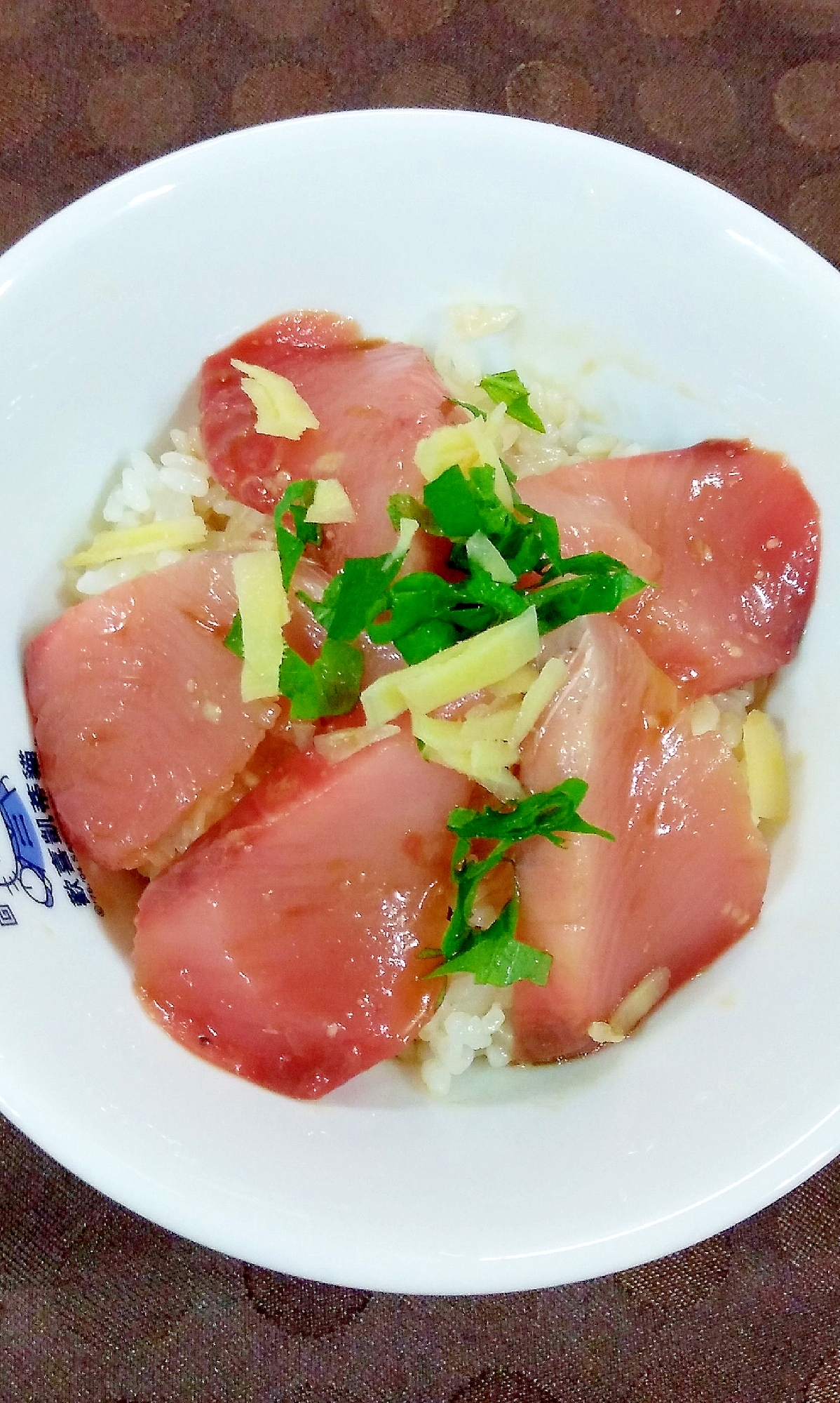 酢飯で 生マグロの 漬け丼