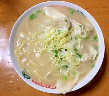 なんちゃって豚骨風のラーメンワンタン