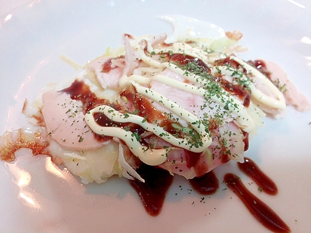 千切りキャベツとサラダチキンとパセリの目玉焼き