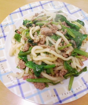 ひき肉とほうれん草の炒めうどん