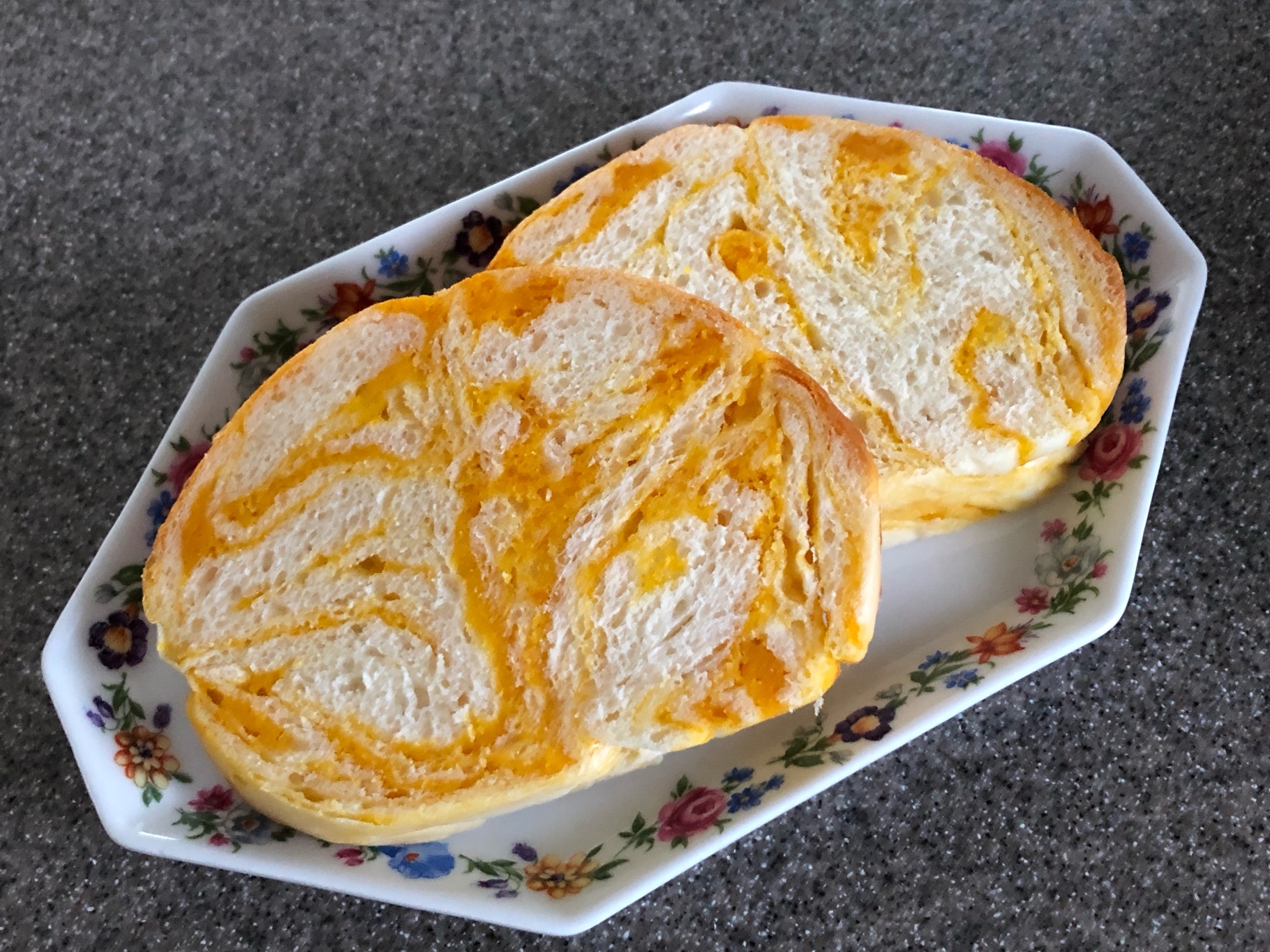 トヨ型☆かぼちゃの折り込みシートでマーブルパン