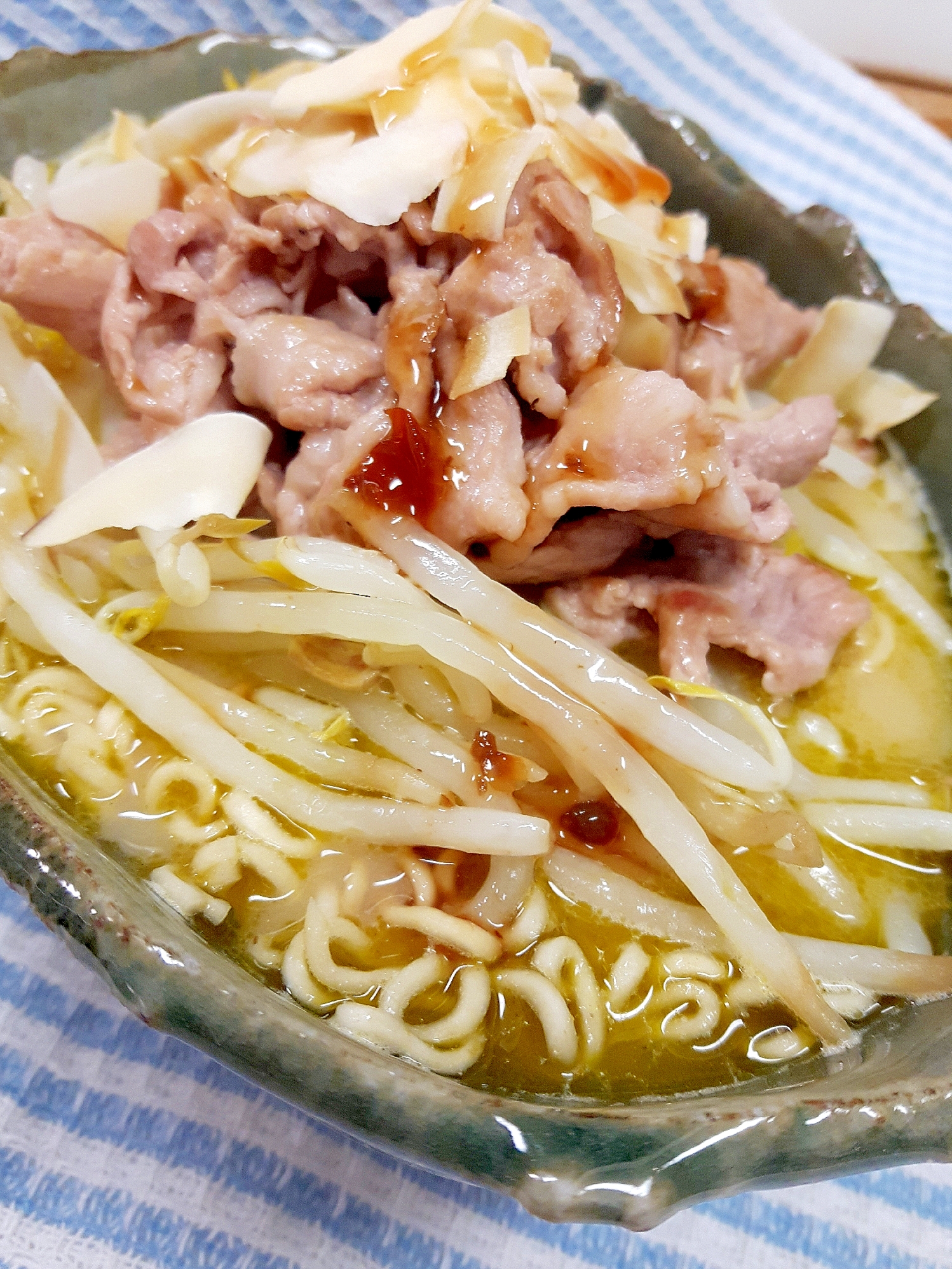 カップ麺で(^^)豚もやしグリーンカレーラーメン♪