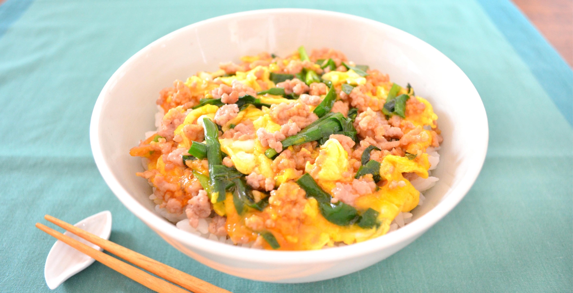豚そぼろ入りにら玉丼