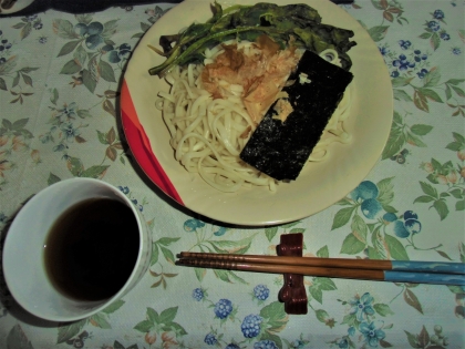 ざるうどんです。かまぼこなくて、味付け海苔なのはご勘弁。
いつも食べている市販のめんつゆがどんだけ味濃いか、思い知りました。ごちそうさまでした。