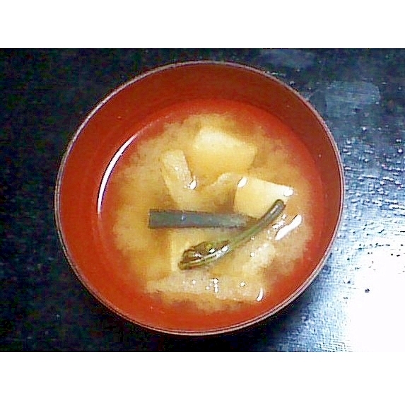 わらび・木綿豆腐・油揚げの味噌汁