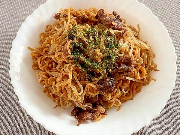 インスタント袋麺で牛肉焼そば