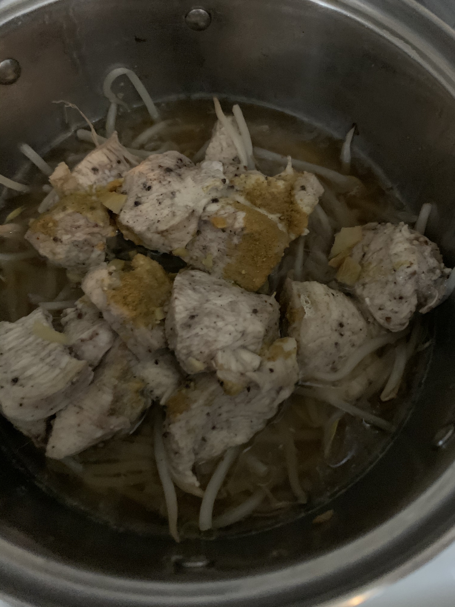 鍋でつくる⭐︎カレー風味の鶏胸肉のもやし蒸し