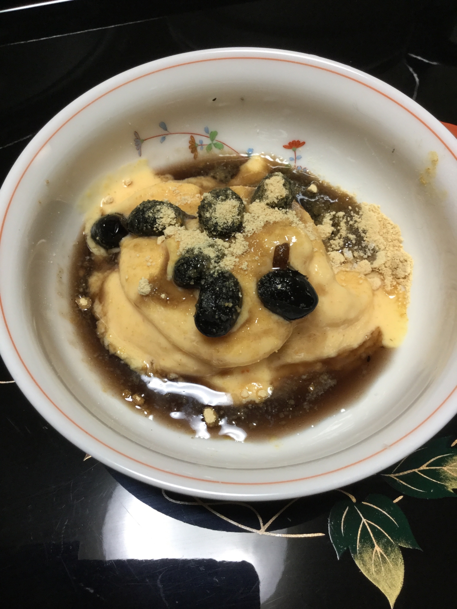 柿のアイスクリームの黒豆添え