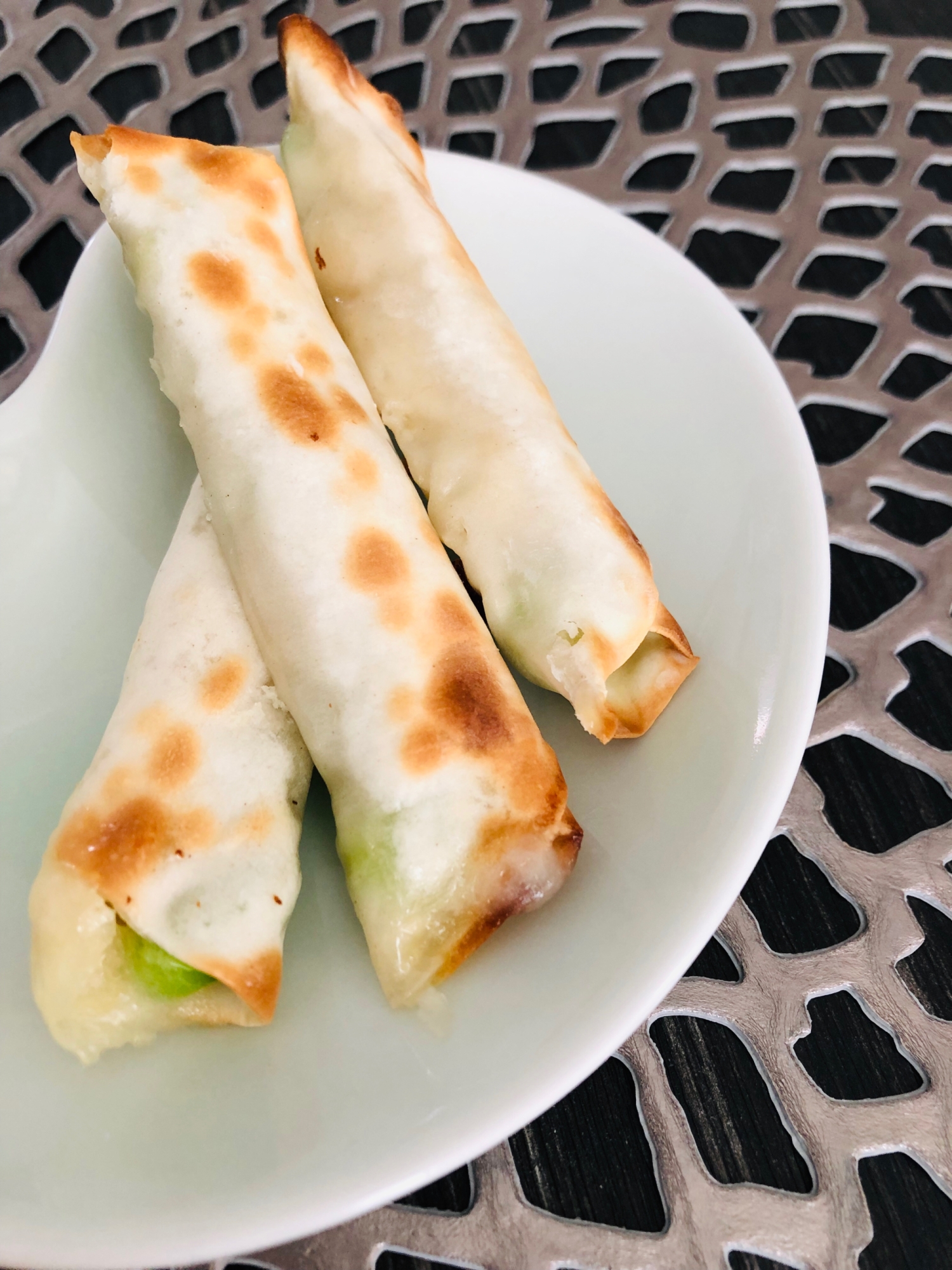 余った餃子の皮で冷凍枝豆チーズ巻き