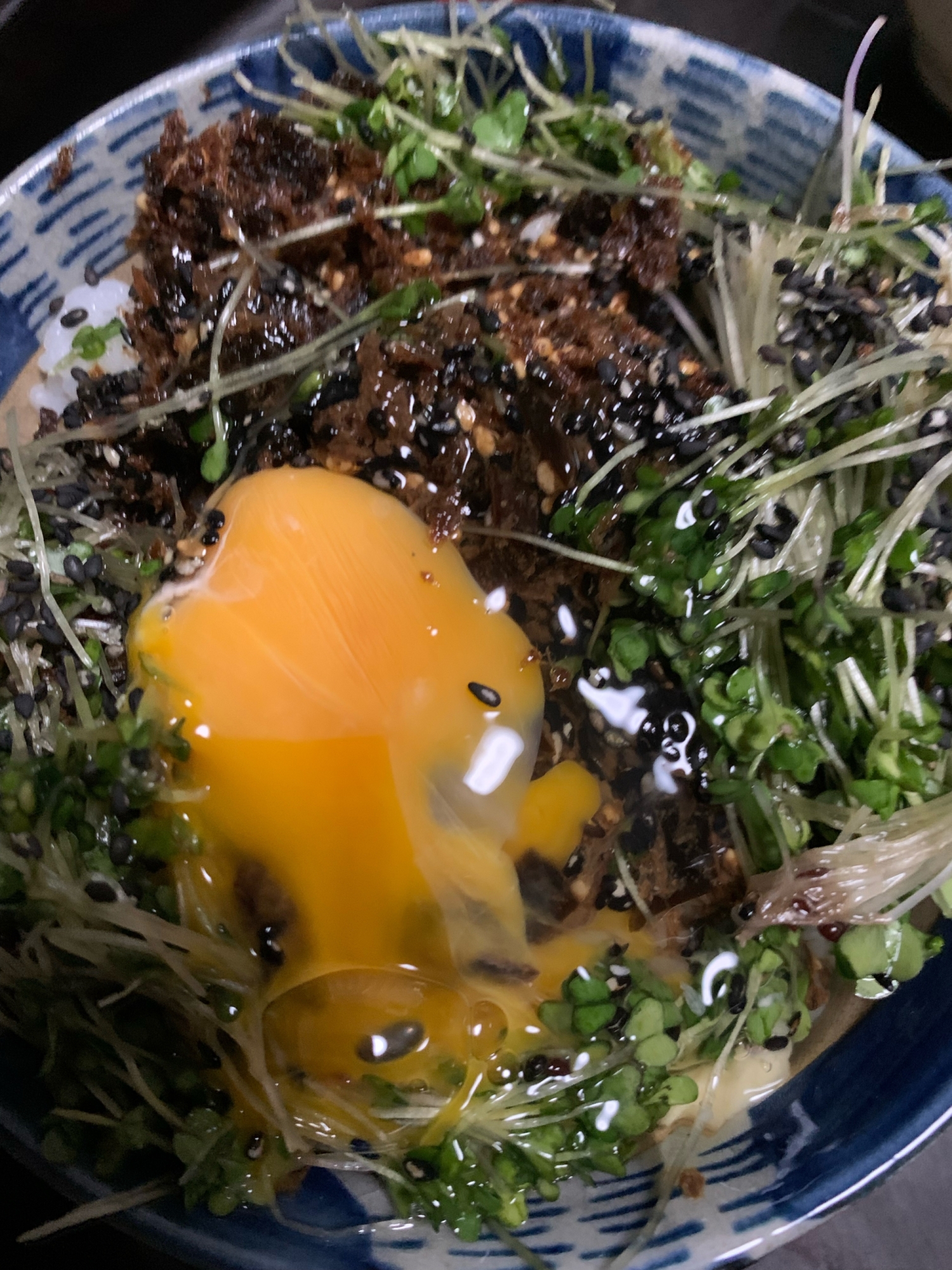 おかか昆布とブロッコリースプラウト卵かけご飯