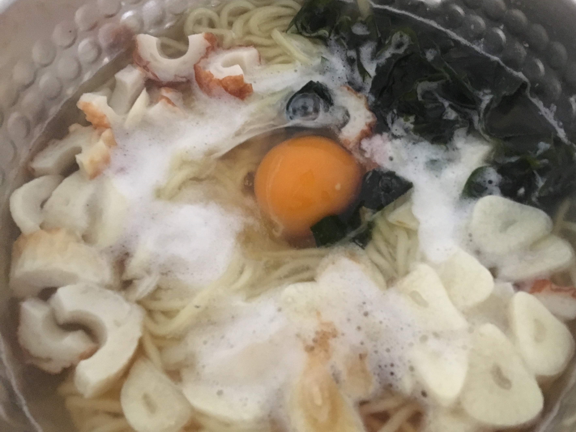 ちくわ、にんにくの月見醤油ラーメン