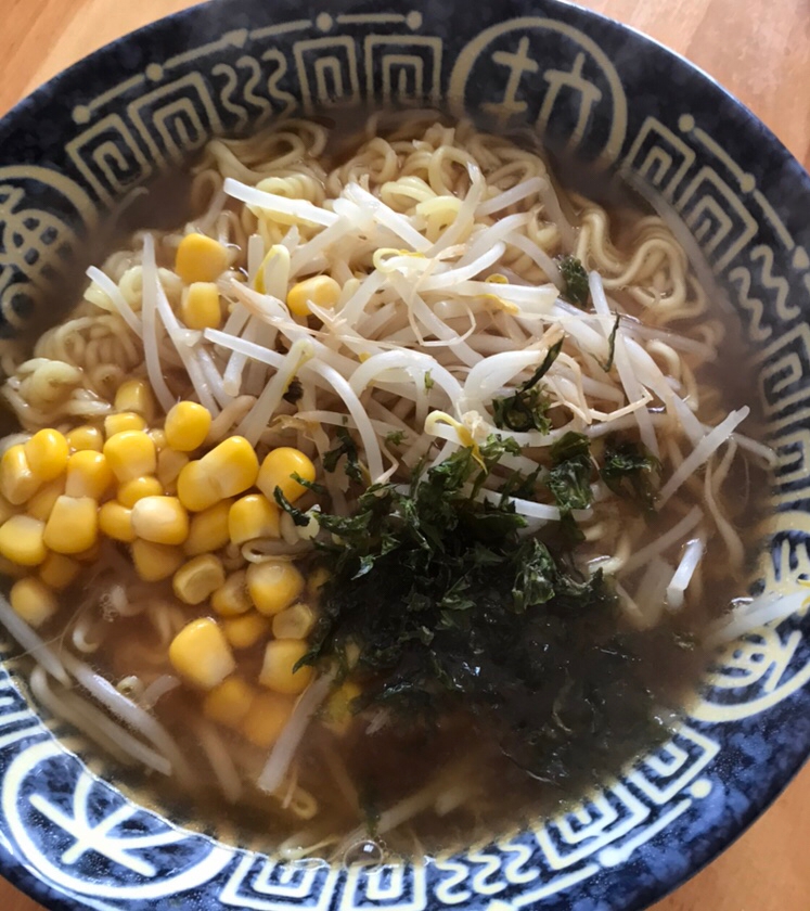 もやしとコーン、焼きばら海苔の味噌ラーメン