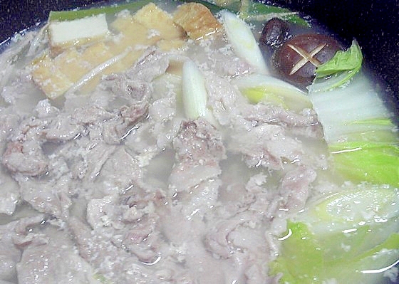 白菜と厚揚げ入り豚バラ肉鍋