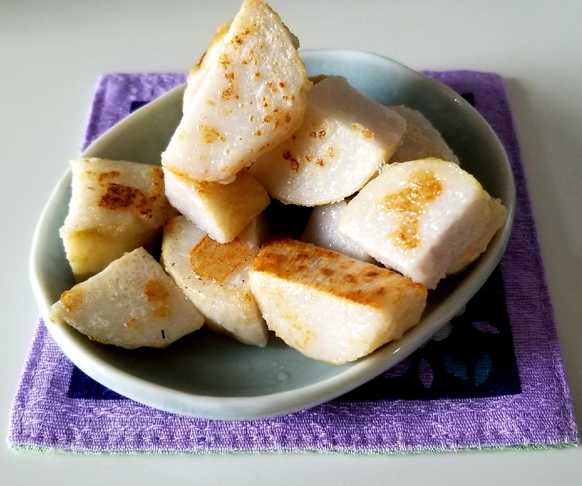 片栗粉でカリカリ〜！塩で食す焼き里芋