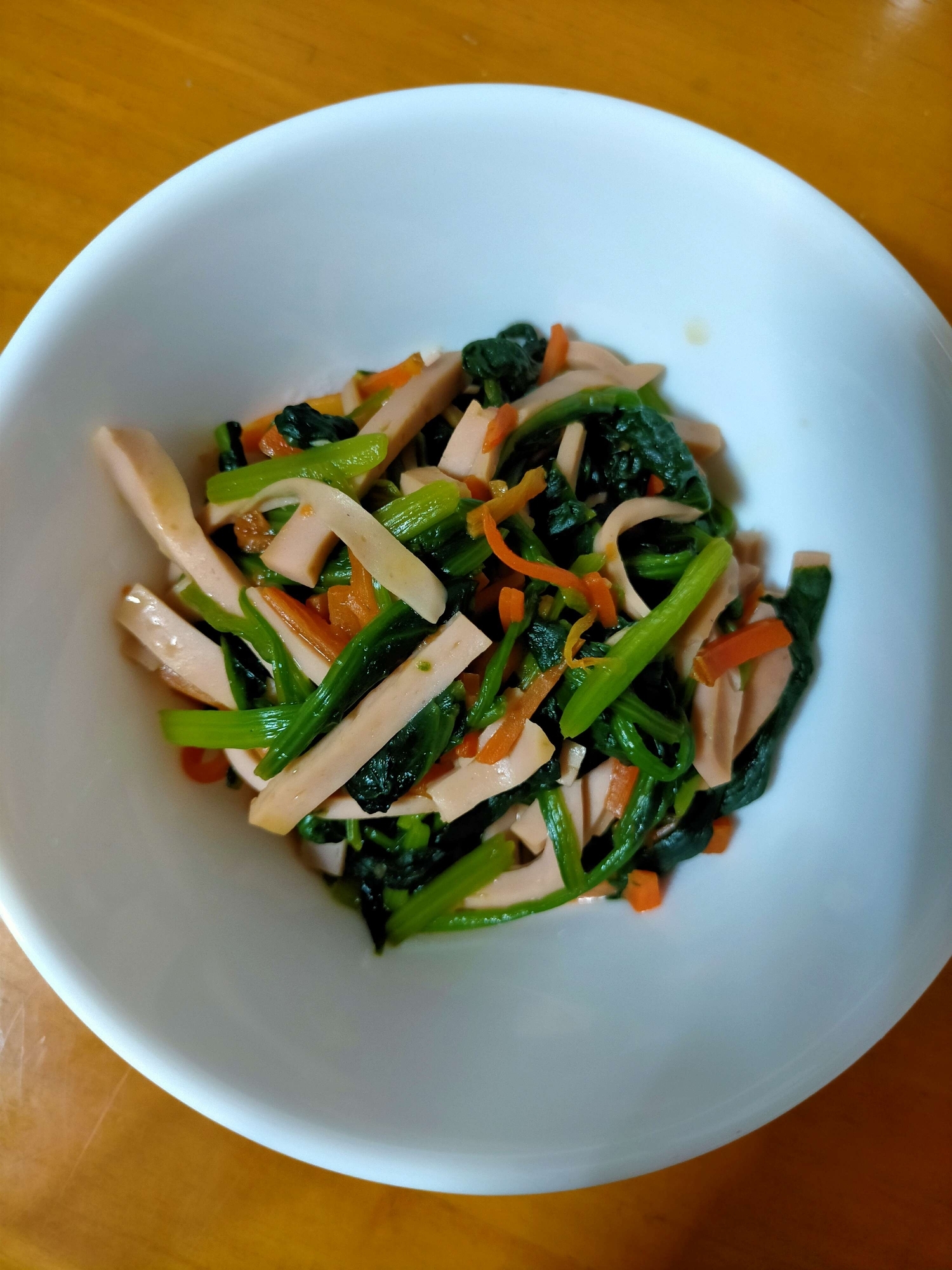 ほうれん草と魚肉ソーセージと人参炒め