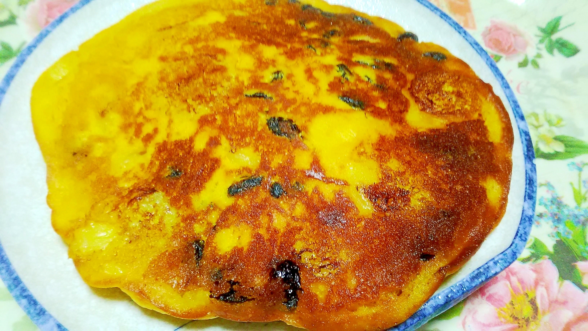 野菜ジュースとバナナ、レーズンのパンケーキ