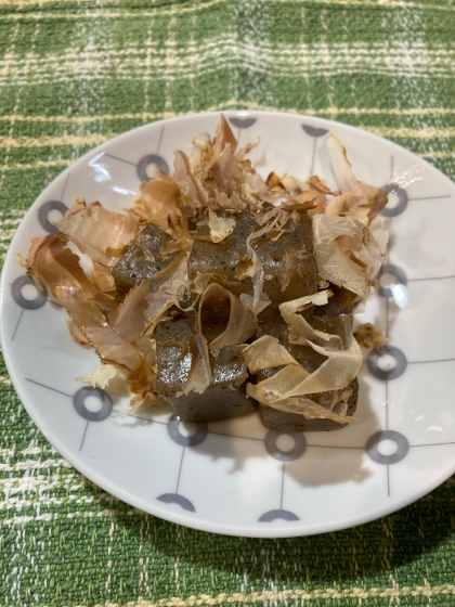 かつお節で香ばしく！こんにゃくの煮物