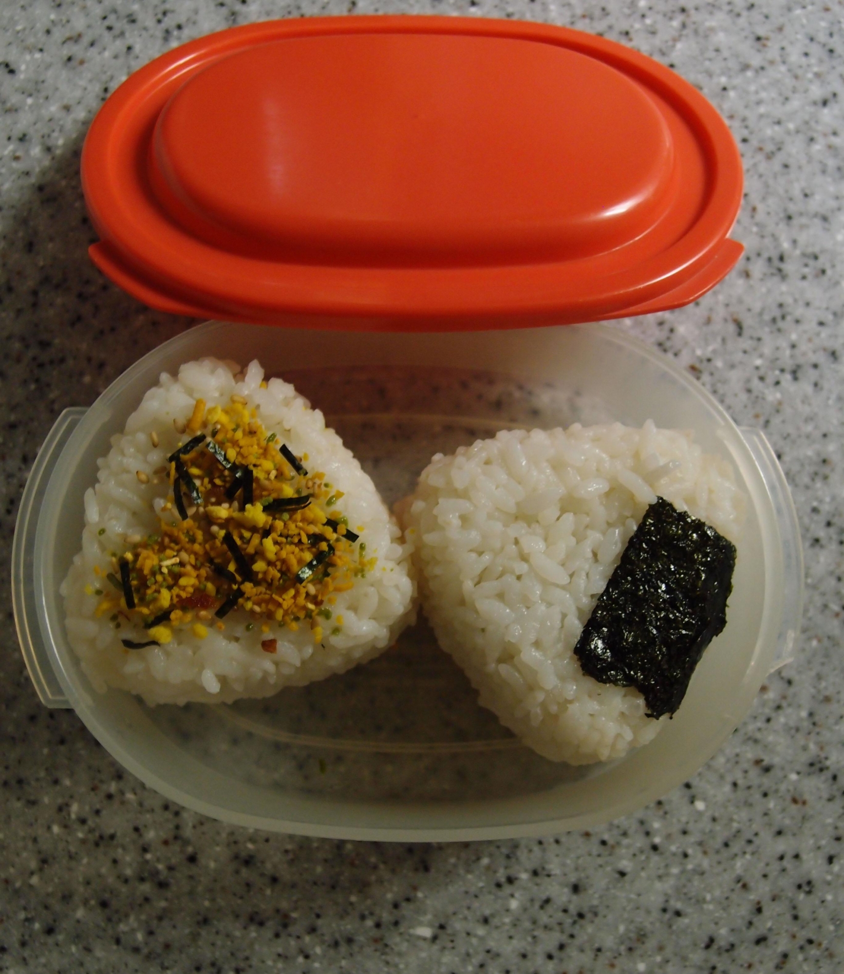 赤いパプリカのおにぎり弁当