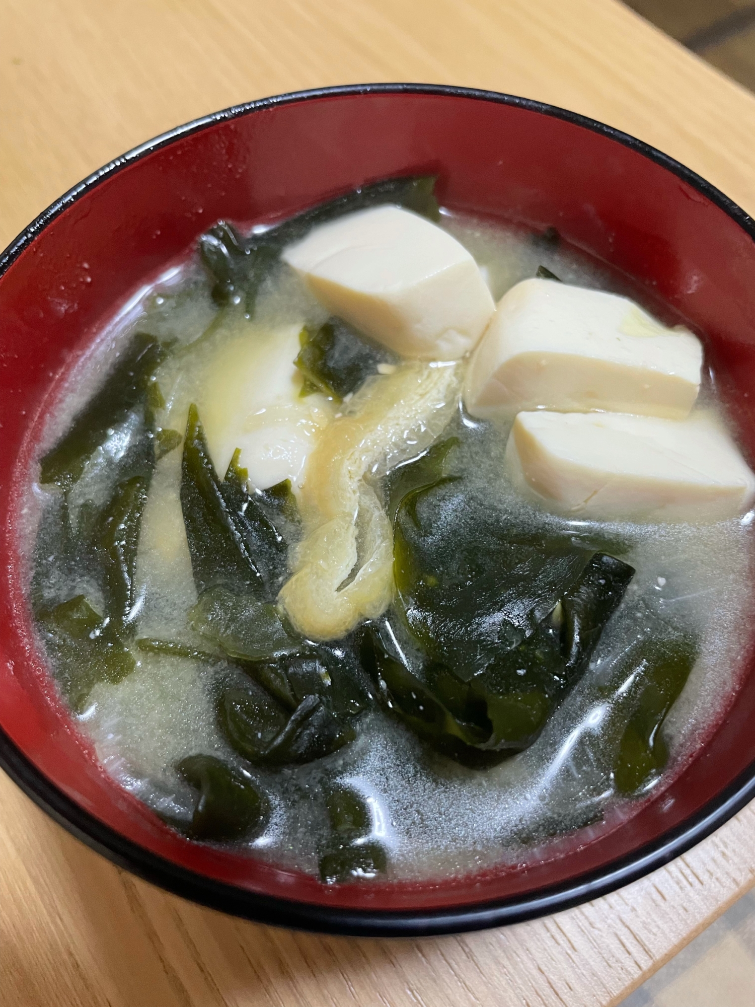 わかめ、豆腐、油揚げの味噌汁