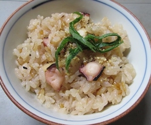 タコがいま安く売られてるので、私も作りました。
もち米と生姜を入れて、美味しいですね。
明日の主人のお弁当にも入れます。