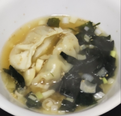 餃子を入れた中華風スープ