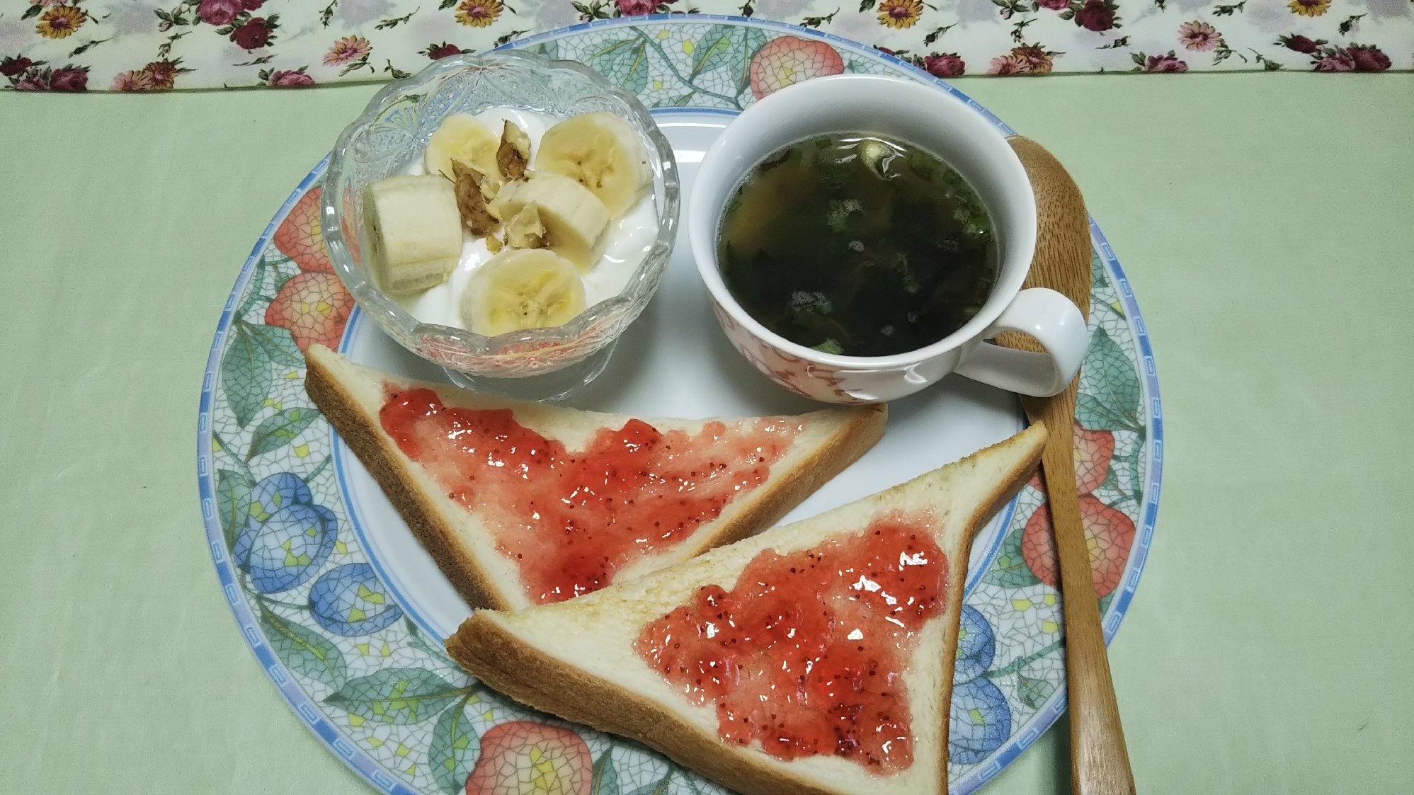 苺ジャムトーストとバナナヨーグルトと海藻のスープ☆