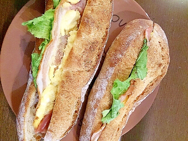 ベーコンと卵のカスクート風のサンドイッチ