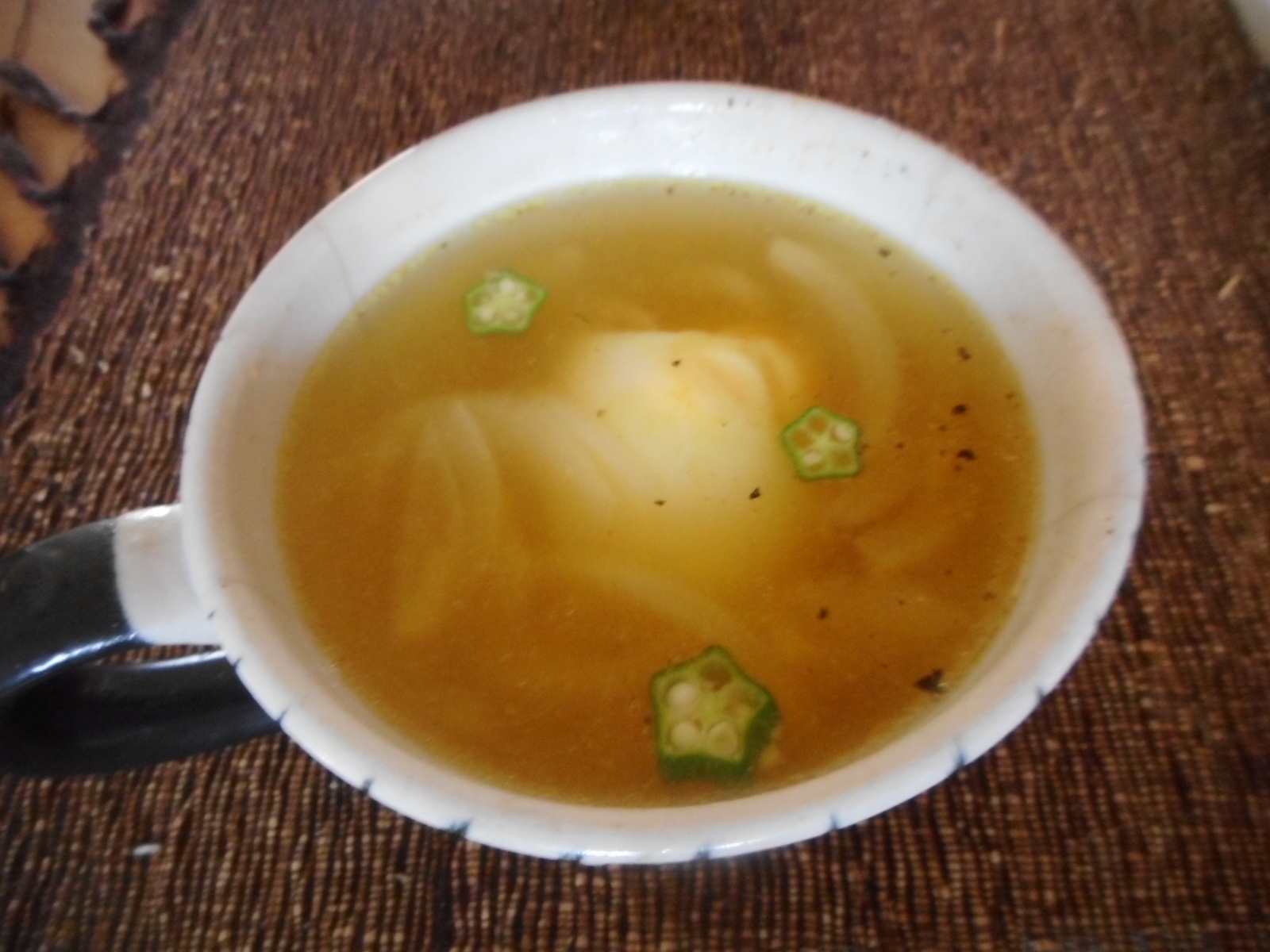 半熟卵と玉ねぎのカレースープ