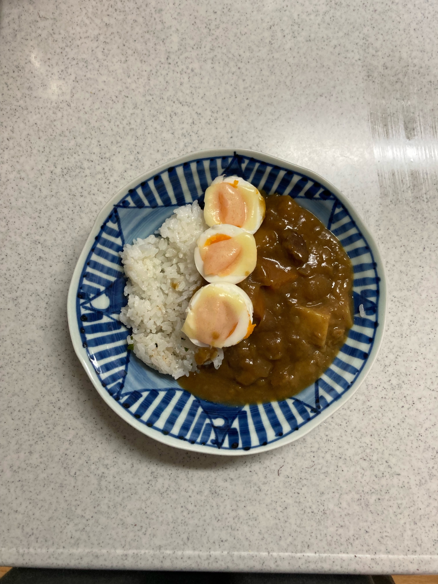 レトルトカレーにゆで卵とチーズでおいしく★