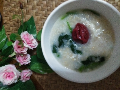 土鍋でほうれん草・卵・梅肉のおかゆ