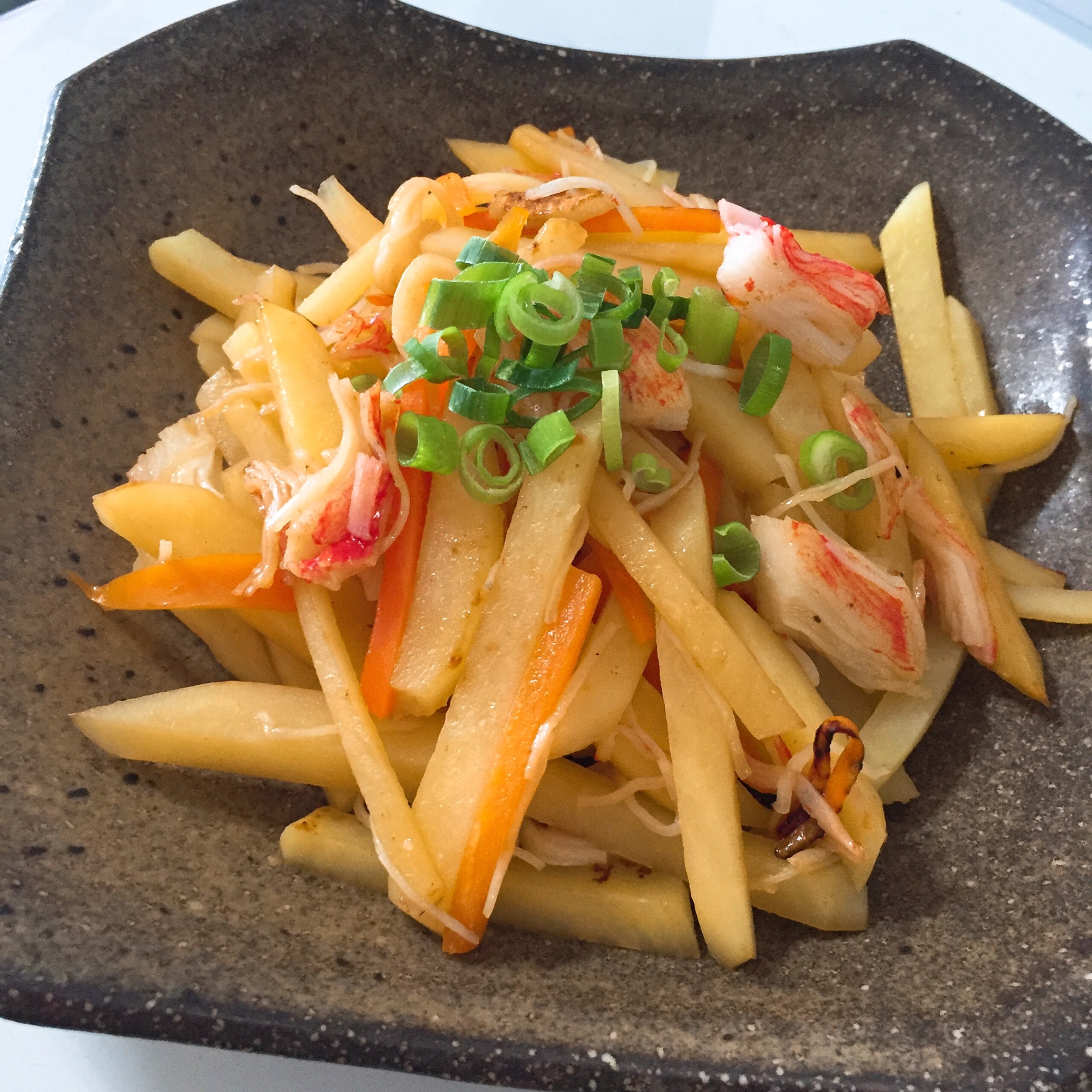 食欲そそる〜♬カニカマとじゃがいものバター醤油炒め
