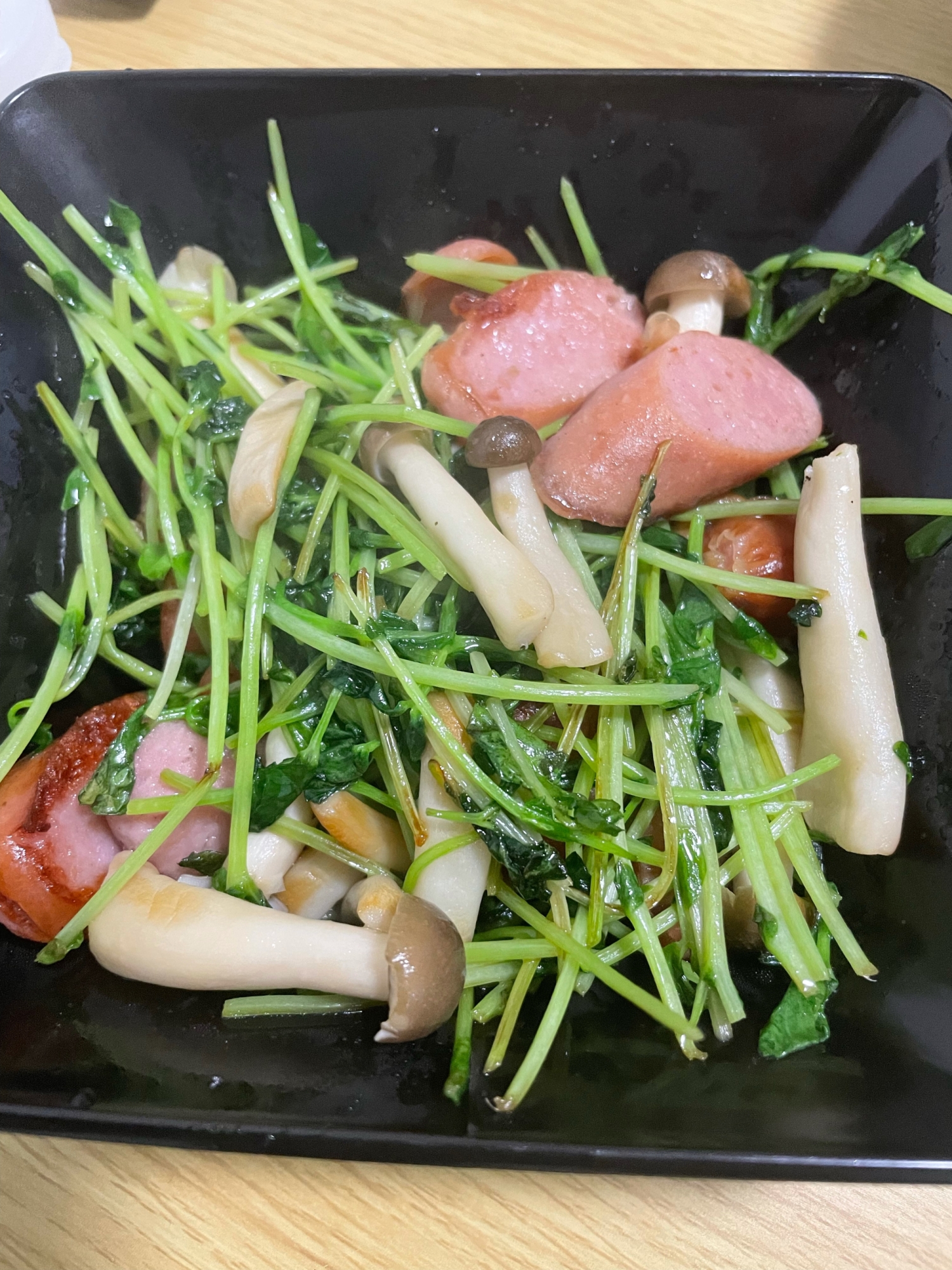 5分でできる!豆苗とウィンナーの簡単中華炒め