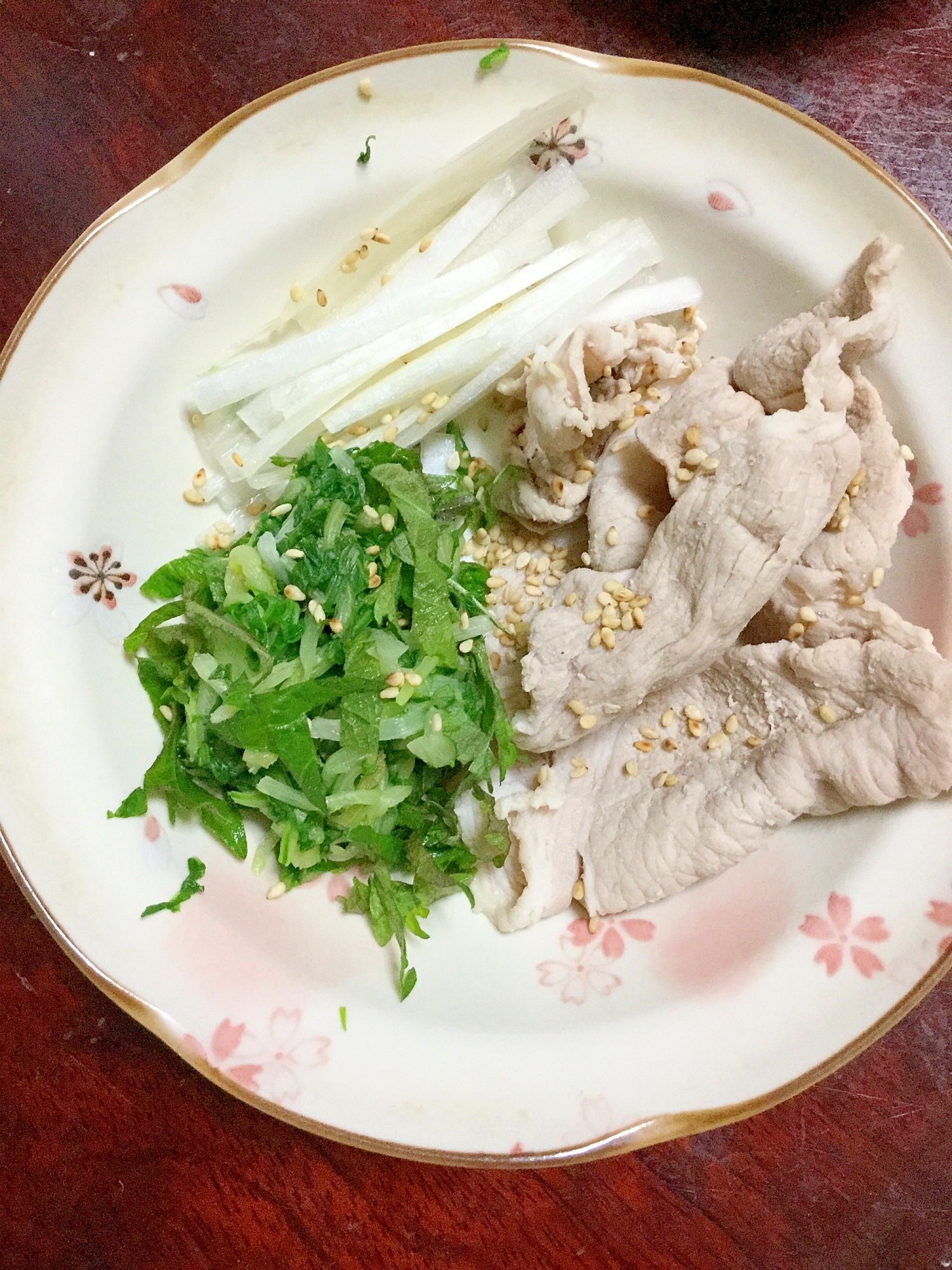 豚しゃぶと青シソと水菜とネギをポン酢どうぞ。