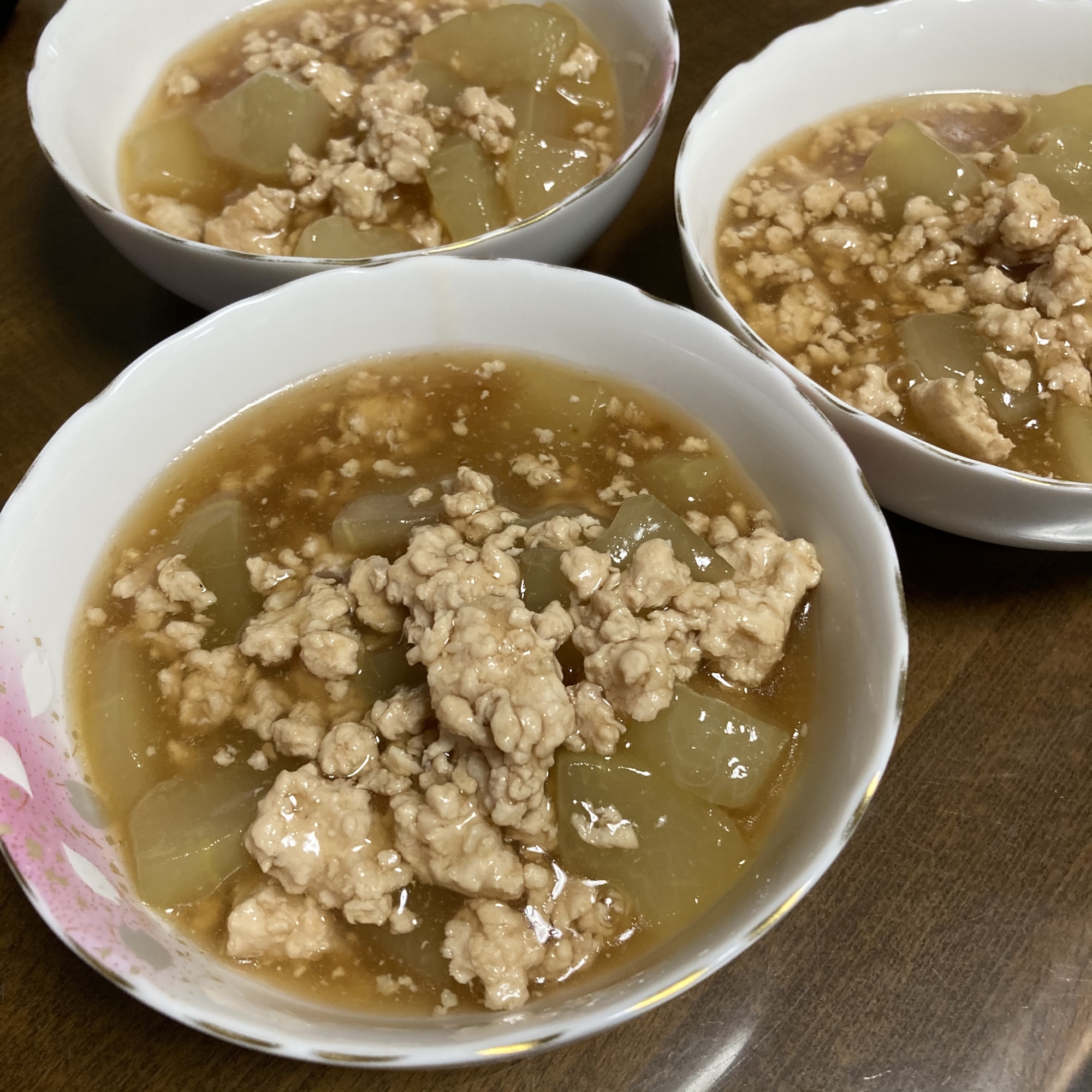 白い器に盛られた瓜のひき肉あんかけ煮