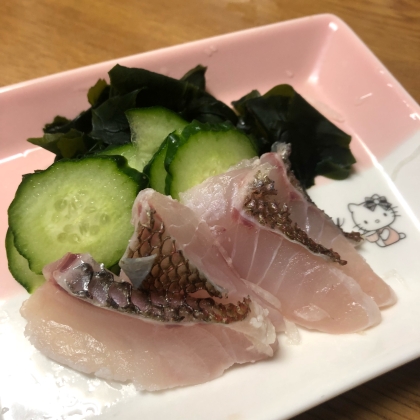 味変も楽しむ鯛の刺身〜海藻野菜もたっぷり添えて